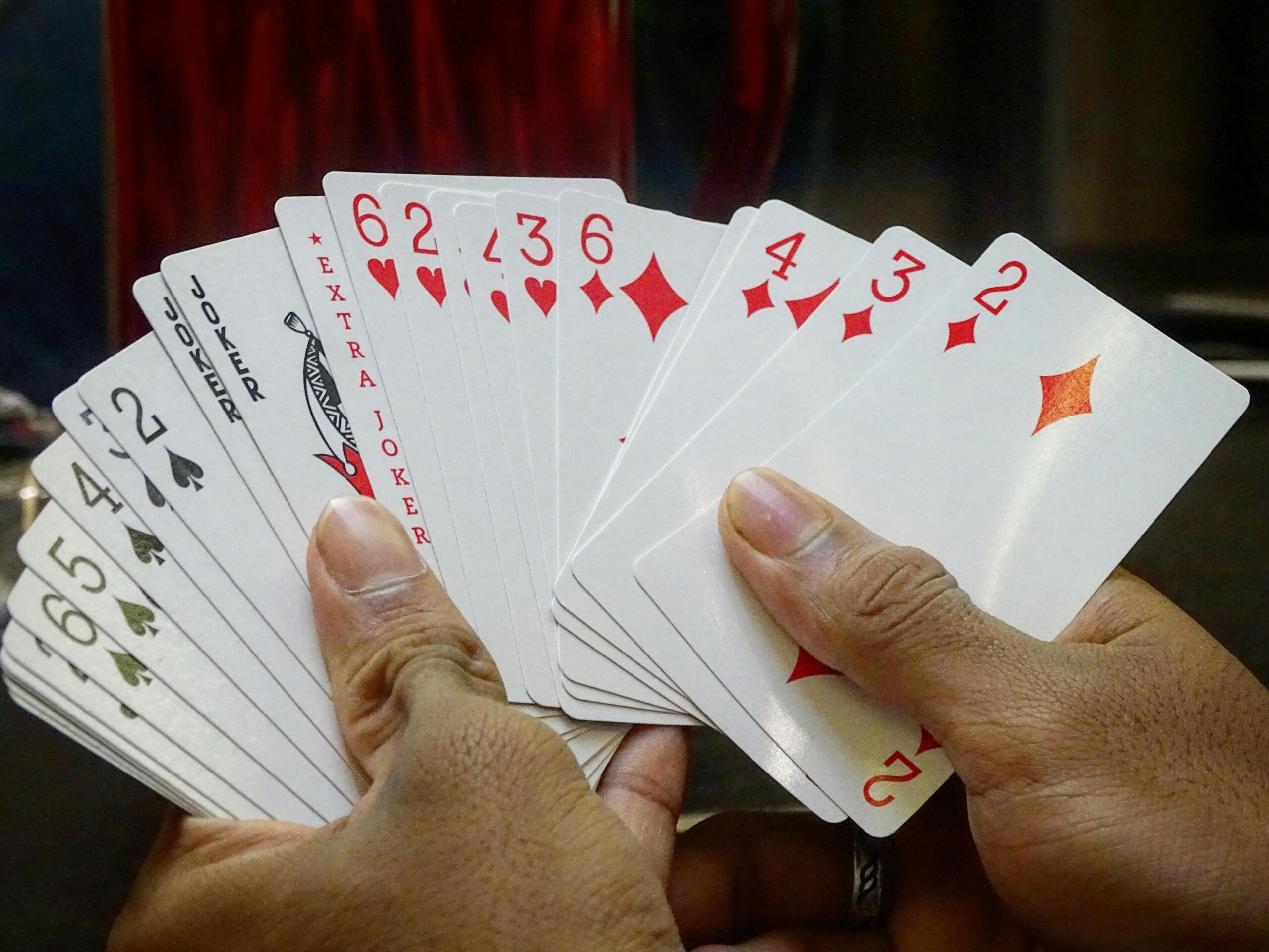 A Guide for Card-game Enthusiasts Exploring Differences Between Classic Card Games and Free Online Pokies, Including Gameplay, Strategy and Risk